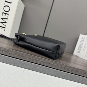 Loewe  Сумочка Pebble из гладкой теля