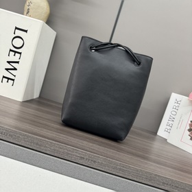 Loewe  Сумочка Pebble из гладкой теля