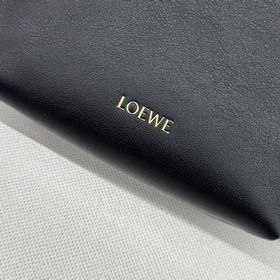 Loewe  Сумочка Pebble из гладкой теля