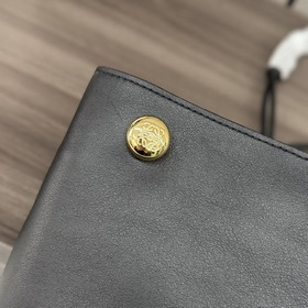 Loewe  Сумочка Pebble из гладкой теля