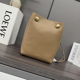 Loewe  Маленькая сумка из гладкой тел
