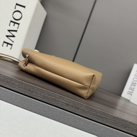 Loewe  Маленькая сумка из гладкой тел