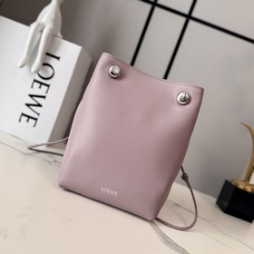 Loewe  Сумочка Pebble из гладкой теля