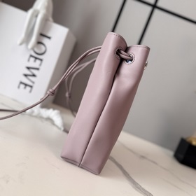 Loewe  Сумочка Pebble из гладкой теля
