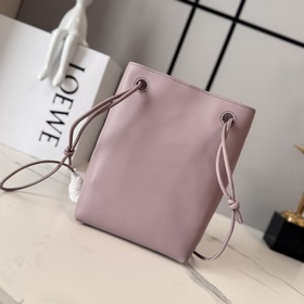 Loewe  Сумочка Pebble из гладкой теля