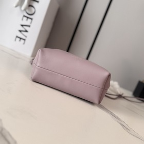 Loewe  Сумочка Pebble из гладкой теля