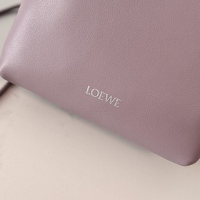 Loewe  Сумочка Pebble из гладкой теля