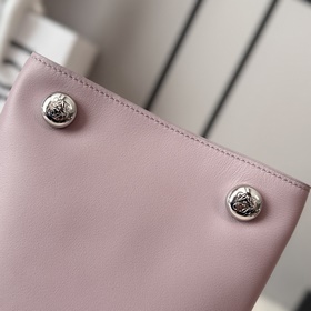 Loewe  Сумочка Pebble из гладкой теля