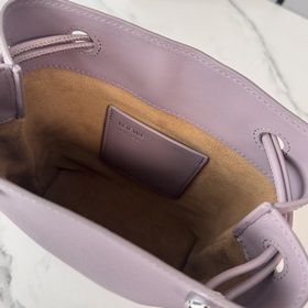 Loewe  Сумочка Pebble из гладкой теля