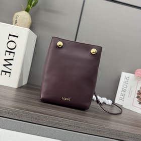 Loewe  Сумочка Pebble из гладкой теля