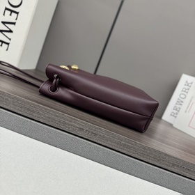 Loewe  Сумочка Pebble из гладкой теля