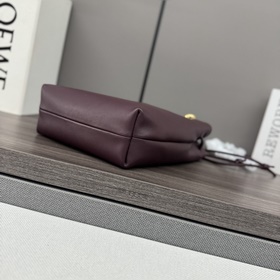 Loewe  Сумочка Pebble из гладкой теля