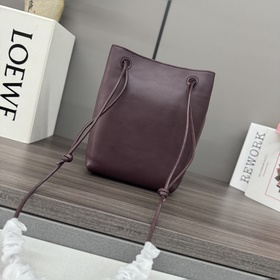 Loewe  Сумочка Pebble из гладкой теля