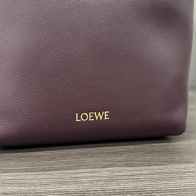 Loewe  Сумочка Pebble из гладкой теля