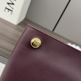 Loewe  Сумочка Pebble из гладкой теля