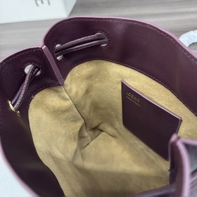 Loewe  Сумочка Pebble из гладкой теля