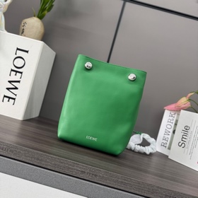 Loewe  Сумочка Pebble из гладкой теля