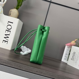 Loewe  Сумочка Pebble из гладкой теля