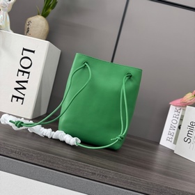 Loewe  Сумочка Pebble из гладкой теля