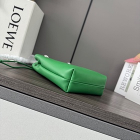 Loewe  Сумочка Pebble из гладкой теля