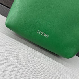 Loewe  Сумочка Pebble из гладкой теля