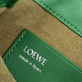 Loewe  Сумочка Pebble из гладкой теля