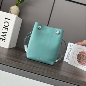 Loewe  Маленькая сумка из гладкой тел