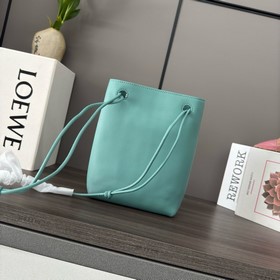 Loewe  Маленькая сумка из гладкой тел