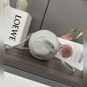 Loewe  Коллекция Anagram к Году Змеи：