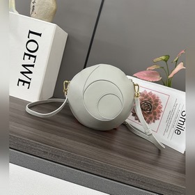 Loewe  Коллекция Anagram к Году Змеи：