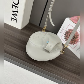 Loewe  Коллекция Anagram к Году Змеи：