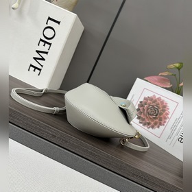 Loewe  Коллекция Anagram к Году Змеи：