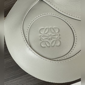 Loewe  Коллекция Anagram к Году Змеи：