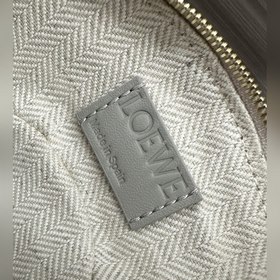 Loewe  Коллекция Anagram к Году Змеи：