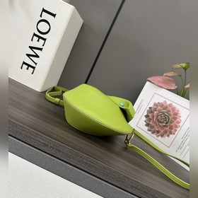 Loewe  Коллекция Anagram к Году Змеи：