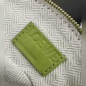 Loewe  Коллекция Anagram к Году Змеи：