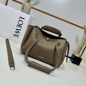 Loewe  Новая модель сумки Madrid из