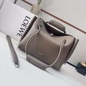 Loewe  Новая модель средней сумки Ma