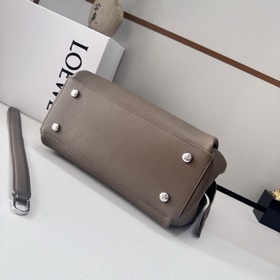 Loewe  Новая модель средней сумки Ma