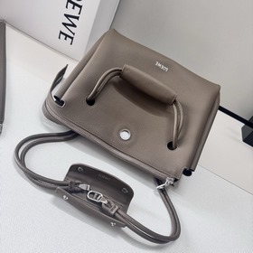 Loewe  Новая модель средней сумки Ma