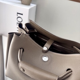 Loewe  Новая модель средней сумки Ma