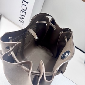 Loewe  Новая модель средней сумки Ma