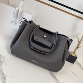 Loewe  Новая модель средней сумки Ma