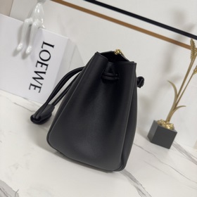 Loewe  Новая модель средней сумки Ma