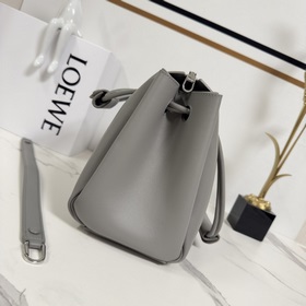 Loewe  Новая модель средней сумки Ma