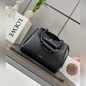 Loewe  Новая модель средней сумки Ma