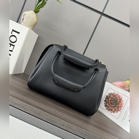 Loewe  Новая модель средней сумки Ma