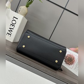 Loewe  Новая модель средней сумки Ma
