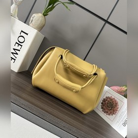 Loewe  Новая модель средней сумки Ma