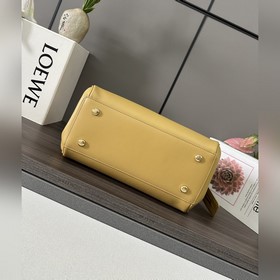 Loewe  Новая модель средней сумки Ma